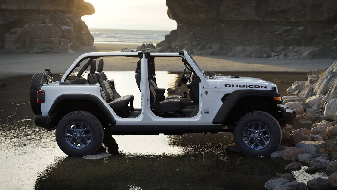 Jeep к 85-летию: 30 машин с клетчатым салоном