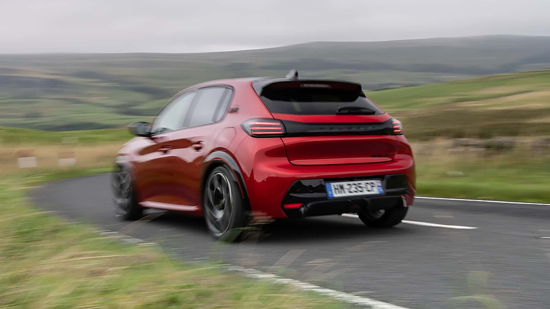 Спортивные сиденья Peugeot E-208 GTi